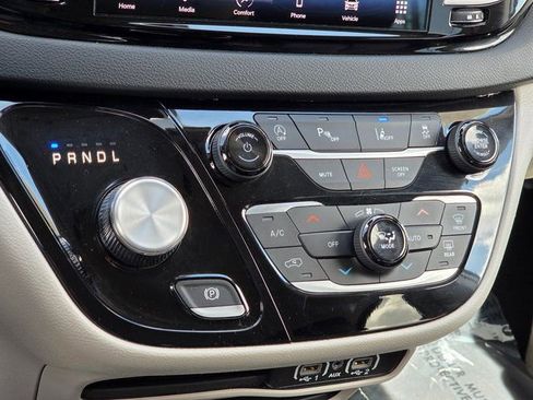 Used 2023 Chrysler Pacifica Touring-L FWD image 26