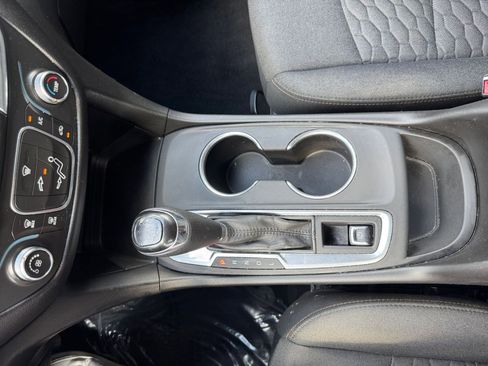 Used 2020 Chevrolet Equinox LT image 36