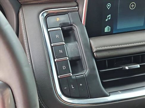 Certified 2022 Chevrolet Suburban LT w/ Luxury Package AWD/4WD image 19