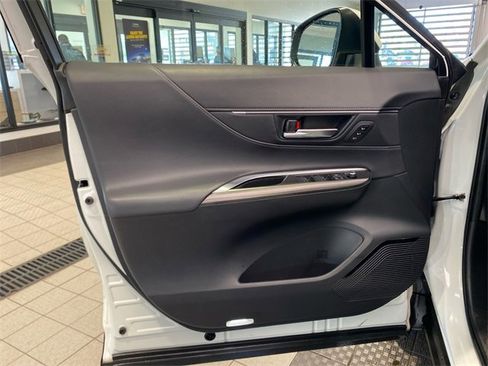 Used 2021 Toyota Venza Limited image 13