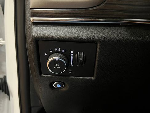 Used 2018 Jeep Grand Cherokee Overland image 23