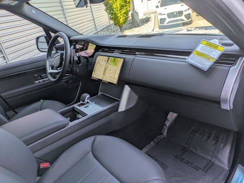 Used 2025 Land Rover Range Rover Long Wheelbase SE image 32