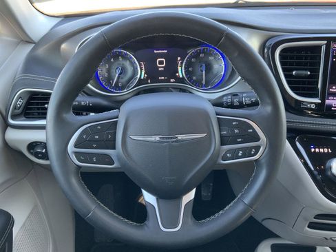 Used 2022 Chrysler Pacifica Touring-L image 29