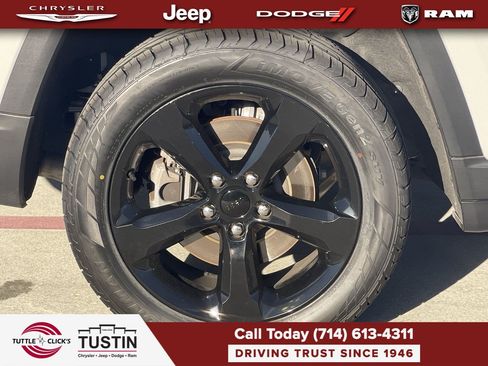 Used 2023 Jeep Grand Cherokee L Laredo AWD/4WD image 17