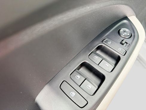 Certified 2023 Hyundai Venue SEL FWD image 16