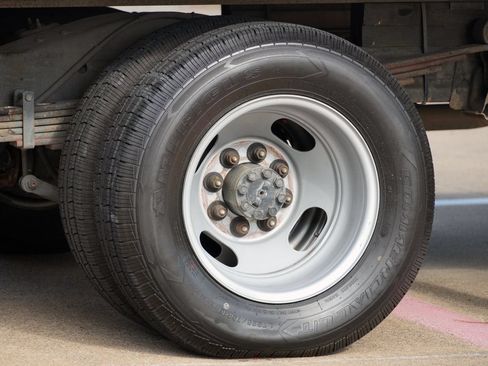 Used 2015 Chevrolet Express 4500 RWD image 28