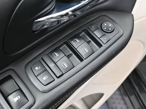 Used 2013 Chrysler Town & Country Touring image 18