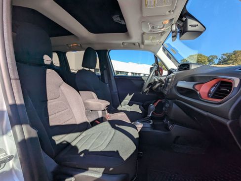 Used 2020 Jeep Renegade Latitude image 22