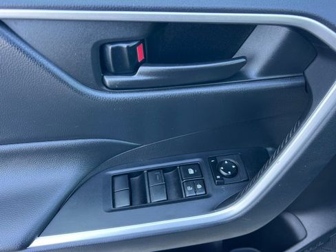 Used 2020 Toyota RAV4 LE w/ Carpet Mat Package AWD/4WD image 8