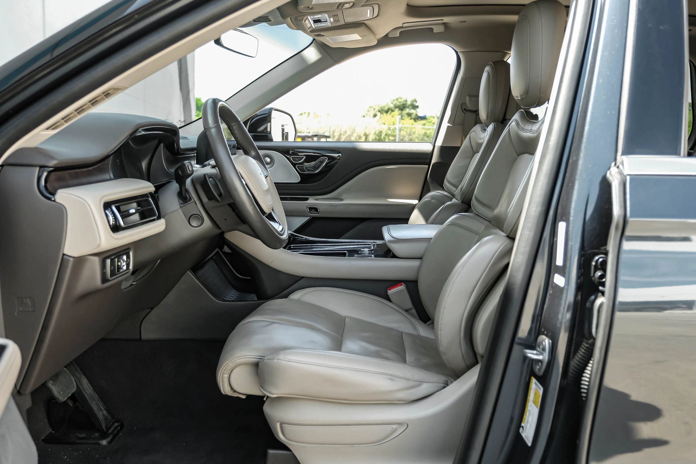 Used 2023 Lincoln Aviator Reserve w/ Equipment Group 201A RWD image 4