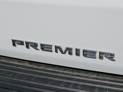 Used 2023 Chevrolet Suburban Premier image 8