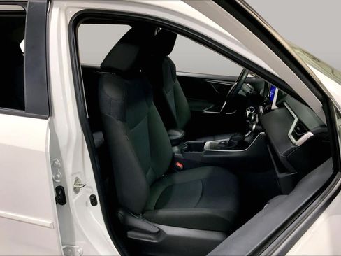 Used 2025 Toyota RAV4 LE AWD/4WD image 9