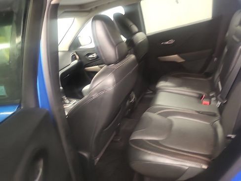 Used 2018 Jeep Cherokee Limited w/ Luxury Group AWD/4WD image 6