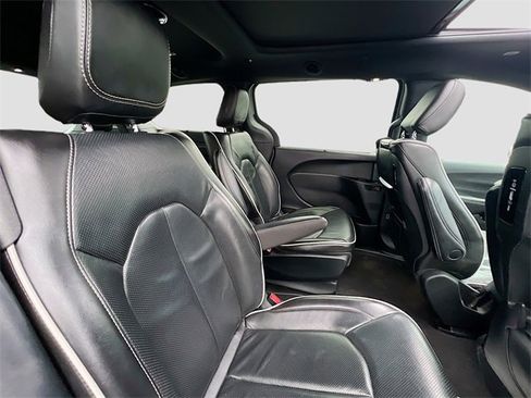 Used 2022 Chrysler Pacifica Limited w/ Uconnect Theater Family Group image 31