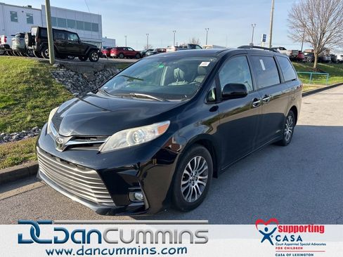Used 2019 Toyota Sienna XLE image 1