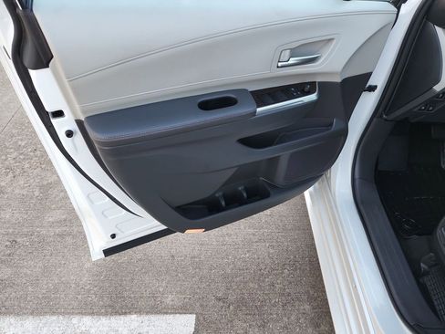 Used 2022 Toyota Sienna XLE image 3