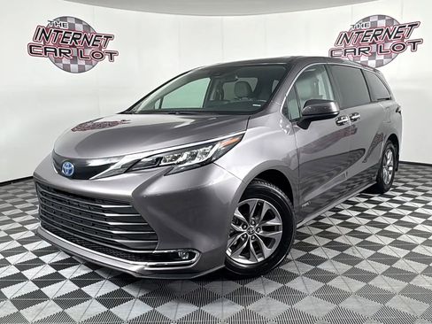 Used 2021 Toyota Sienna XLE image 1