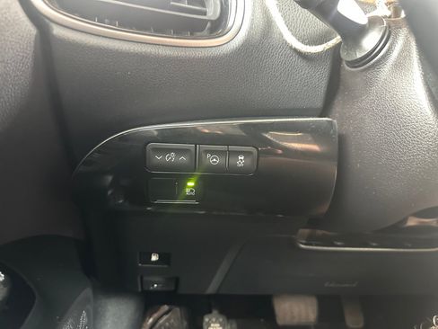Used 2022 Toyota Prius AWD image 18