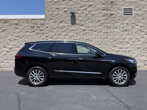 Used 2018 Buick Enclave Premium w/ Experience Buick Package FWD image 2
