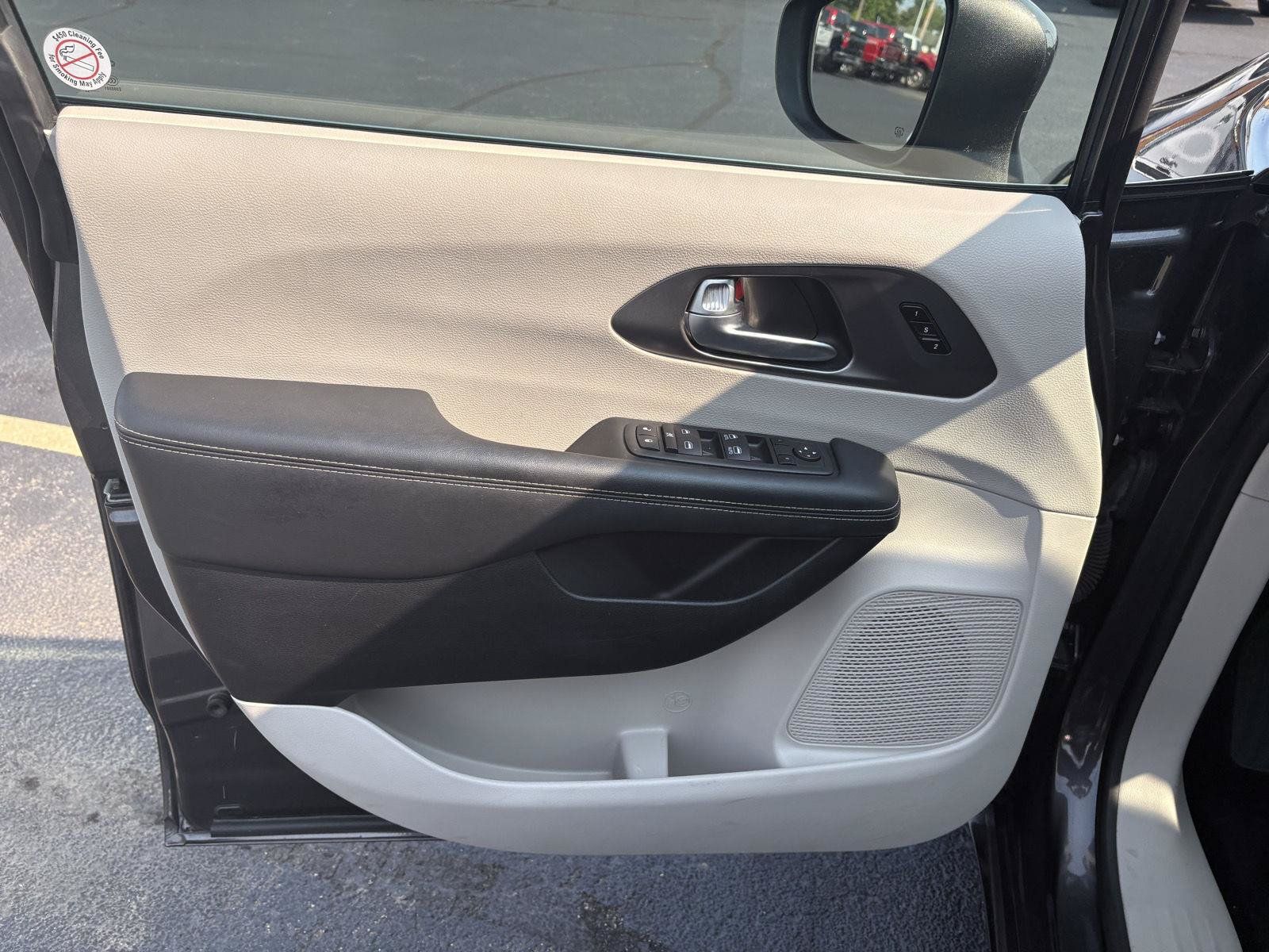 Used 2023 Chrysler Pacifica Touring-L FWD image 3