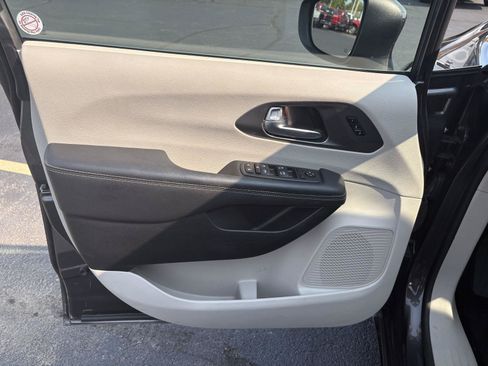 Used 2023 Chrysler Pacifica Touring-L FWD image 3