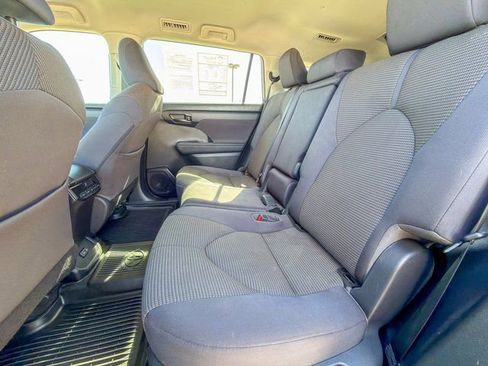 Used 2023 Toyota Highlander LE image 19