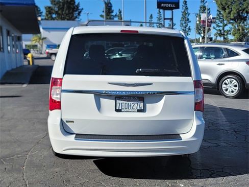 Used 2014 Chrysler Town & Country Touring image 7