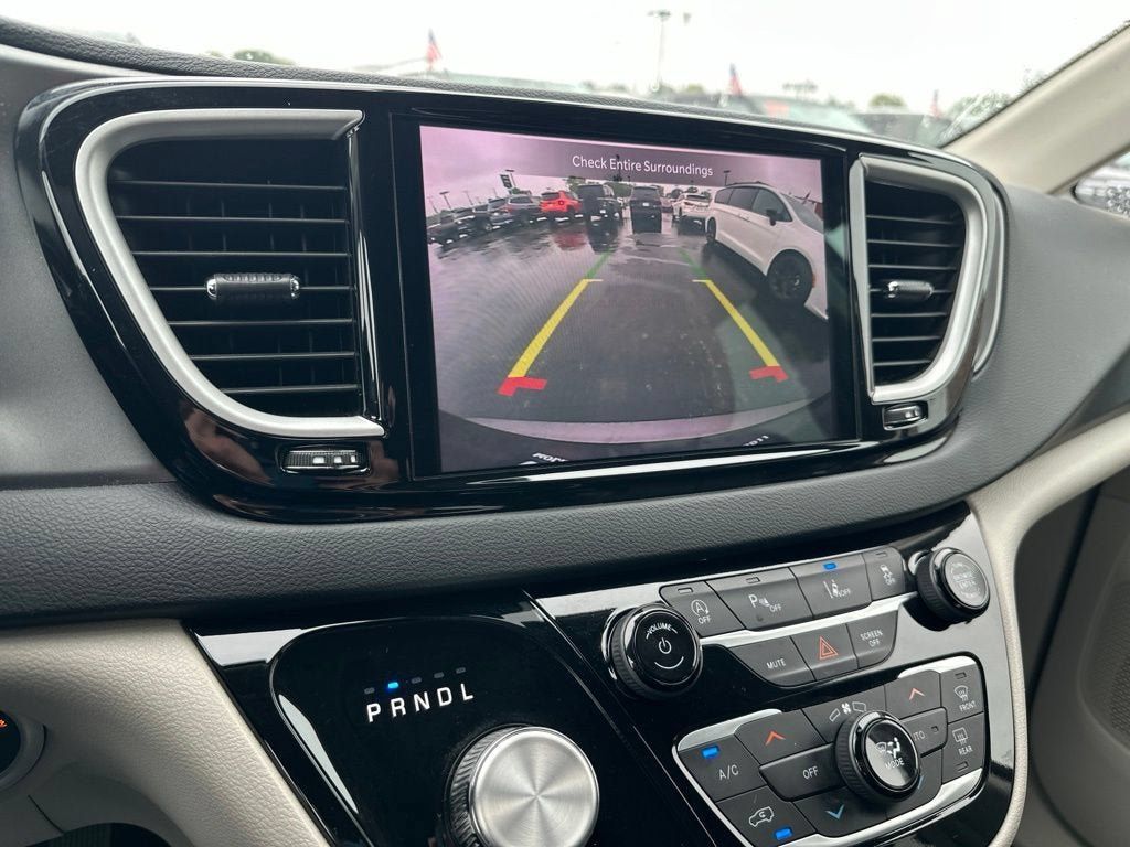 Used 2023 Chrysler Pacifica Touring-L FWD image 19