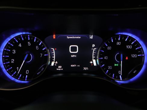 Used 2023 Chrysler Pacifica Limited FWD image 18