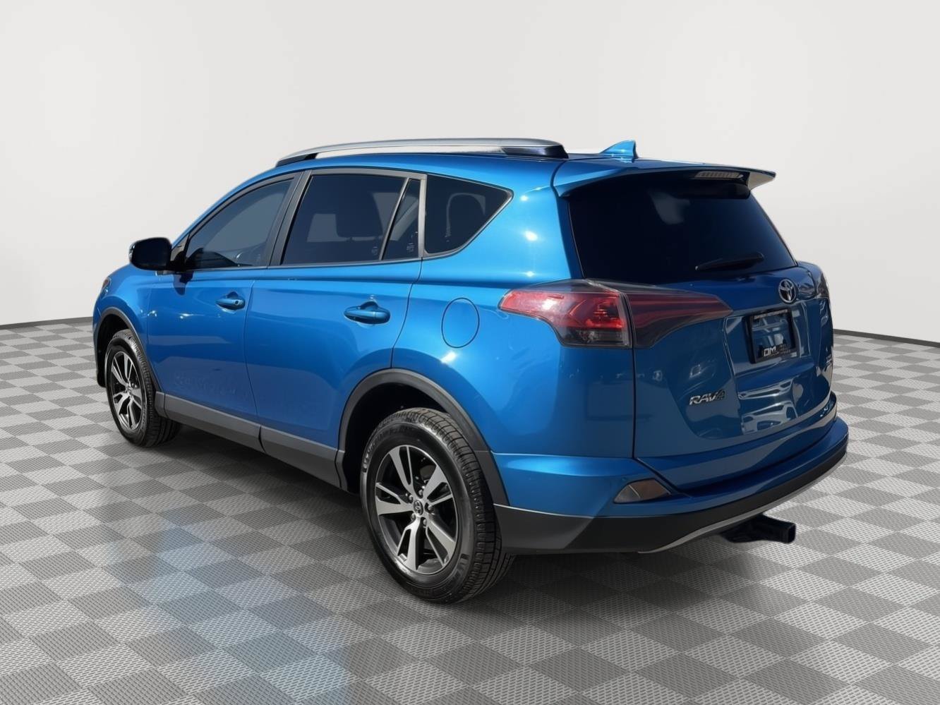 Used 2017 Toyota RAV4 XLE AWD/4WD image 3