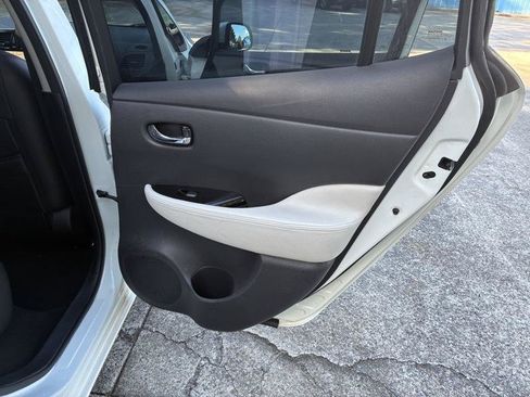 Used 2014 Nissan Leaf SV w/ Premium Package FWD image 20