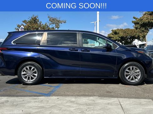 Used 2022 Toyota Sienna LE FWD image 3