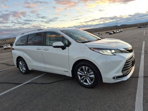 Used 2021 Toyota Sienna Limited image 5