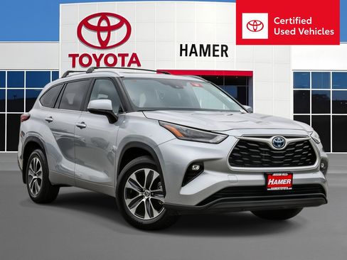 Certified 2024 Toyota Highlander XLE FWD image 1