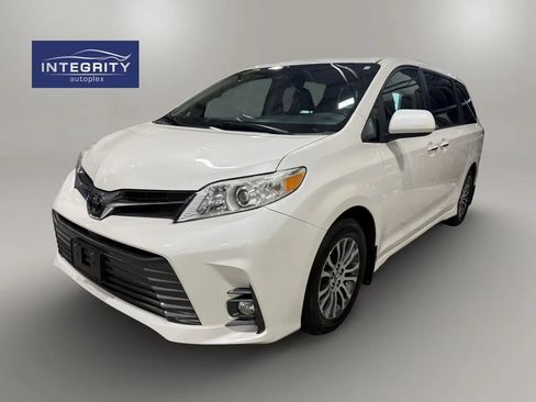 Used 2018 Toyota Sienna XLE w/ XLE Navigation Package FWD image 7