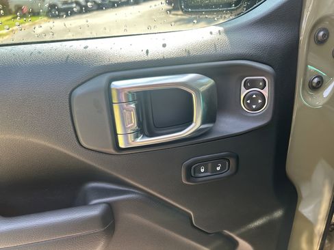 New 2025 Jeep Gladiator Sport image 11