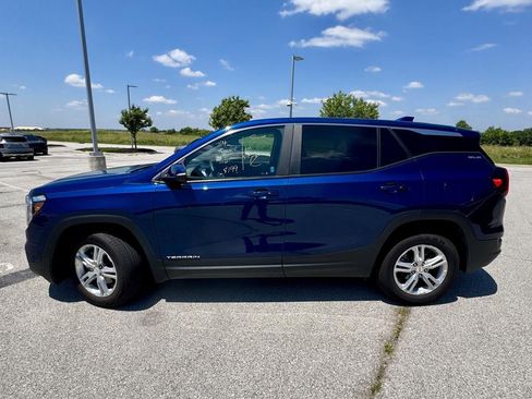 Used 2022 GMC Terrain SLE FWD image 2