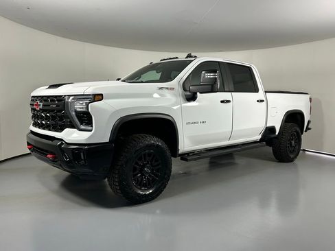 Used 2024 Chevrolet Silverado 2500 ZR2 w/ Technology Package AWD/4WD image 3