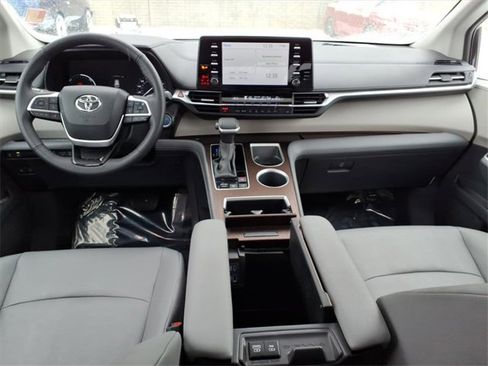 Certified 2023 Toyota Sienna XLE image 13