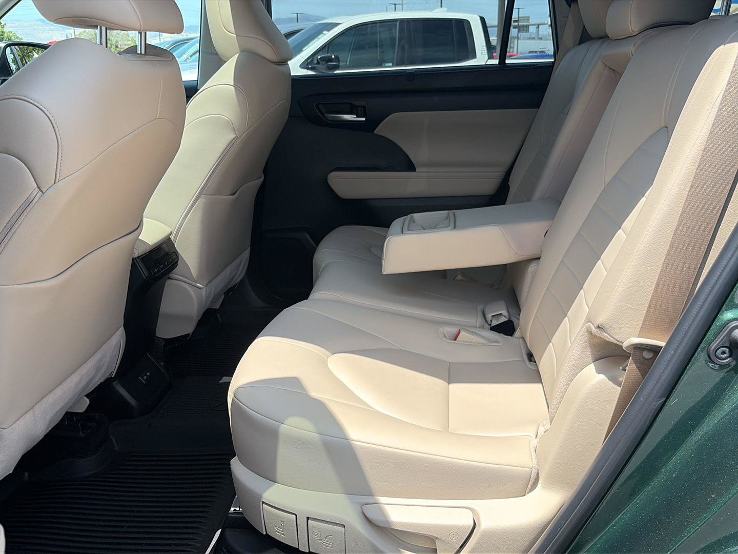 Used 2025 Toyota Highlander XLE AWD/4WD image 30