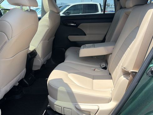 Used 2025 Toyota Highlander XLE AWD/4WD image 30