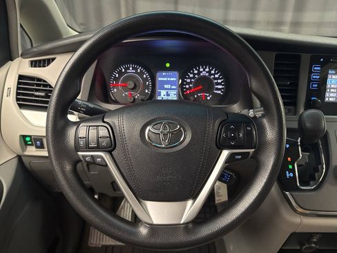 Used 2017 Toyota Sienna L FWD image 11