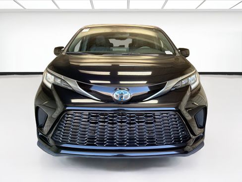 Used 2022 Toyota Sienna XSE FWD image 2