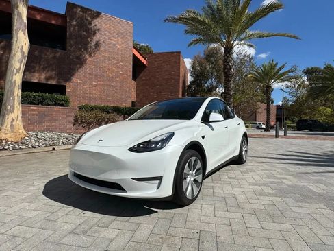 Used 2022 Tesla Model Y Long Range AWD/4WD image 2