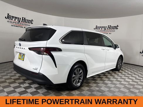 Used 2024 Toyota Sienna LE image 5