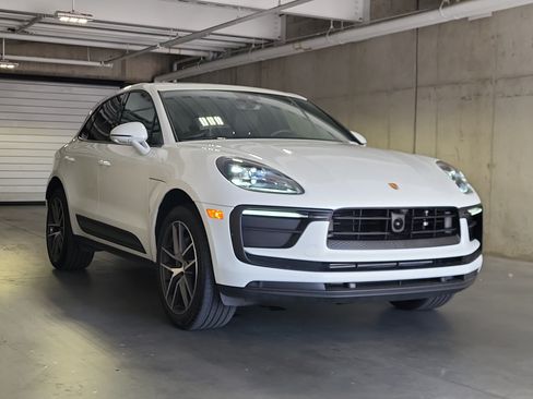 Certified 2026 Porsche Macan AWD/4WD image 9