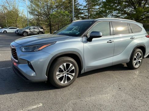 Used 2022 Toyota Highlander XLE image 3