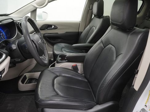 Used 2022 Chrysler Pacifica Touring-L AWD/4WD image 16