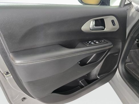 Used 2023 Chrysler Pacifica Limited w/ Uconnect Theater Family Group FWD image 19
