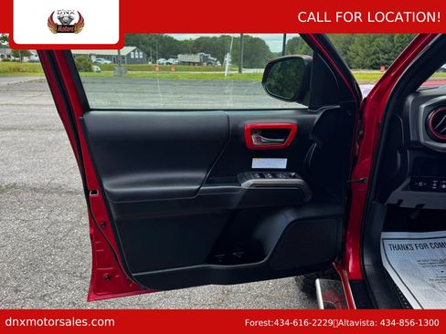 Used 2017 Toyota Tacoma TRD Off-Road AWD/4WD image 18